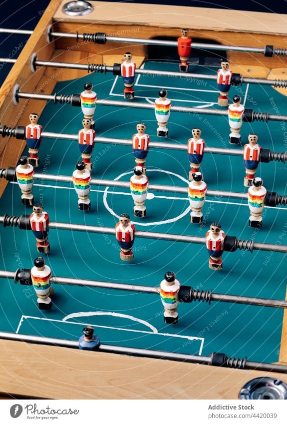 Teil eines alten Tischfußballs Fußball altehrwürdig Kicker retro hölzern Figur Miniatur Spieler altmodisch Nostalgie klassisch Design Stil Detailaufnahme