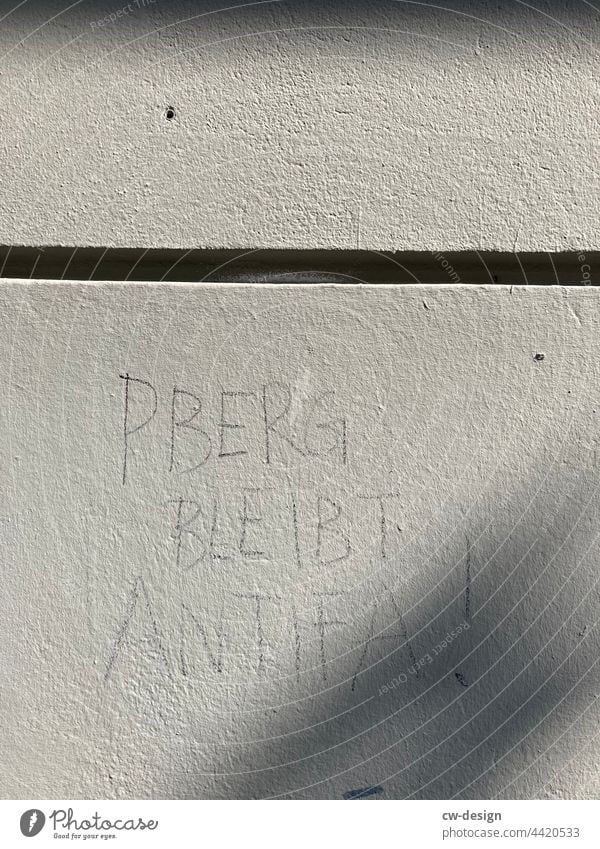 PBERG BLEIBT ANTIFA - gezeichnet & gemalt Berlin Gartenzaun Markierung Markierungen Stadtleben aussagekräftig urban Vandalismus dreckig Symbole & Metaphern