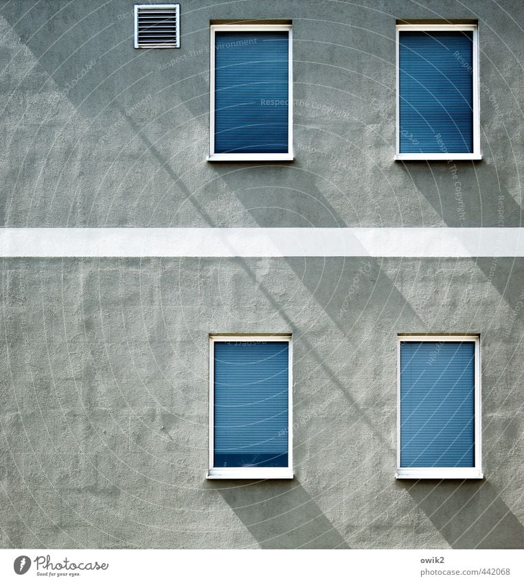 Fade Fassade Häusliches Leben Wohnung Haus Mauer Wand Fenster Rollo Jalousie geschlossen eckig einfach trist Stadt blau grau weiß Zufriedenheit diagonal