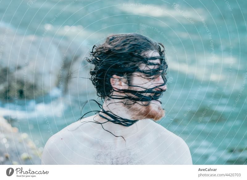 Mann mit langen Haaren dreht seinen Kopf mit nassen Haaren, Vertrauen, Urlaub Konzept, Porträt, hemdsärmelig ohne Hemd horizontal Männer eine Person Fotografie