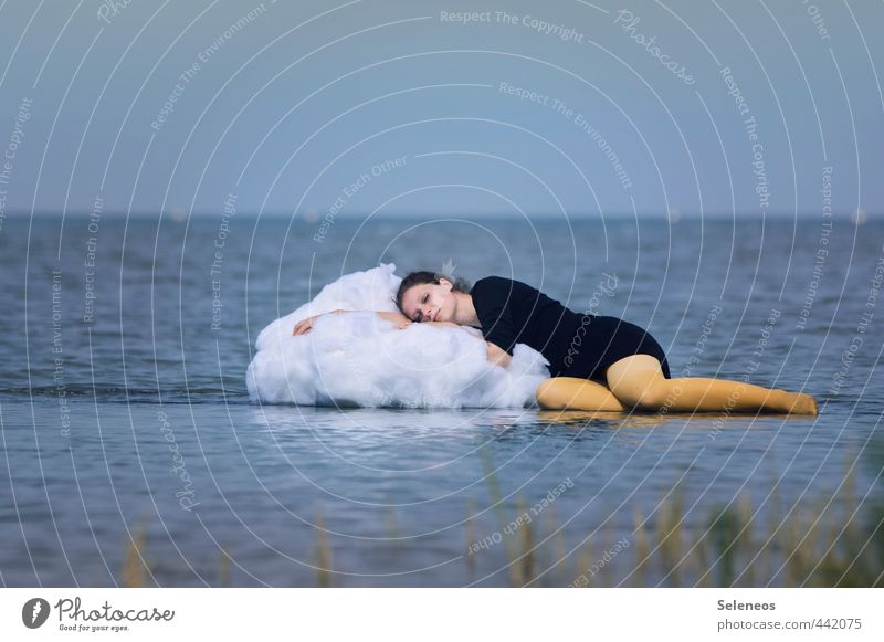 Wattenmeer Ausflug Mensch feminin Frau Erwachsene 1 Umwelt Natur Himmel Wolkenloser Himmel Horizont Wellen Küste Nordsee Ostsee Meer See Kleid träumen nass