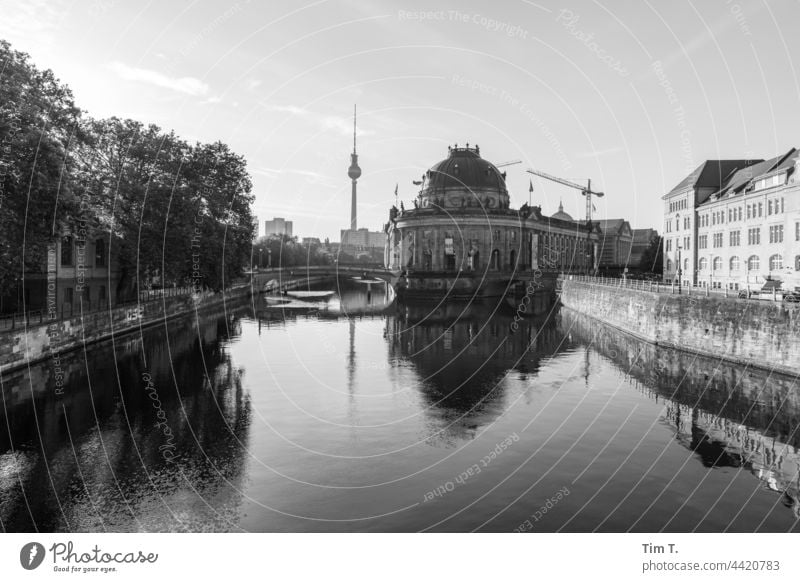 Blick über die Spree zum Museum und Fernsehturm Pergamon Museum s/w Architektur Berlin Außenaufnahme Stadt Menschenleer Hauptstadt Sehenswürdigkeit Stadtzentrum