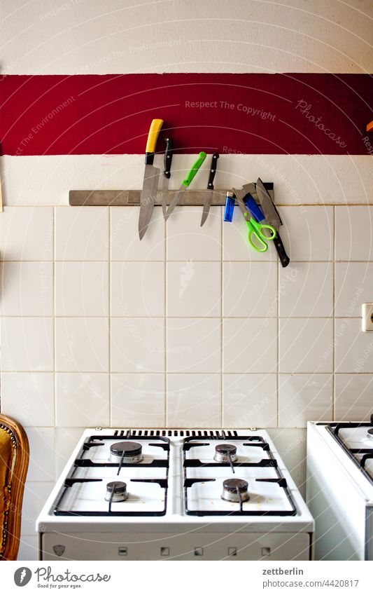 Herd und Messer in der Küche bei Tom herd küche kochen zubereitung meser magnet magnetisch messerblock meserhalter fliesen kacheln einrichtung wohnen wohnung