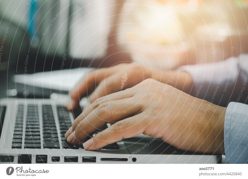 Mann Hand mit Computer Laptop auf Tisch zu Hause Technik & Technologie Büro Tippen Mitteilung Menschen Business online Browsen Netzwerk Notebook Job Keyboard