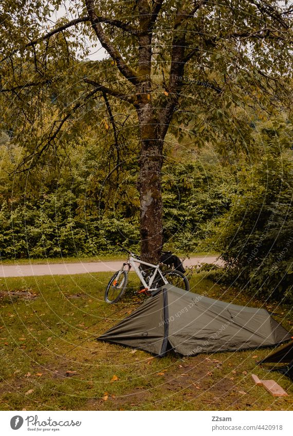 Zeltplatz Camping Reise Campingplatz grün Wiese Sträucher Sommer Einmannzelt Nachtlager Außenaufnahme Farbfoto Ferien & Urlaub & Reisen Freizeit & Hobby Ausflug