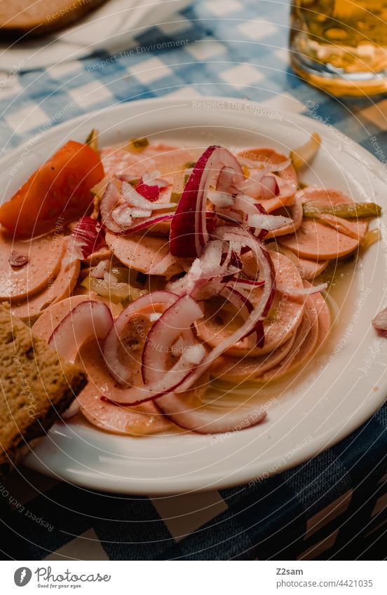 Wurtsalat bayern wurst wurstsalat essen zwiebeln tradition biergarten frisch ernährung deftig brotzeit bayerisch deutsch genuss Essen Oktoberfest rustikal