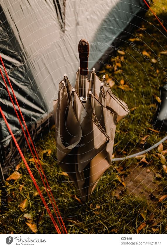 Regenschirm beim Camping camping Stillleben wiese zelt regen herbst sonnenlicht schatten sommer wärme Natur Urlaub Reise grün Ferien & Urlaub & Reisen Ausflug