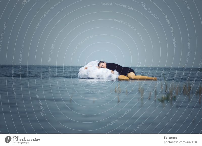 träumen Freiheit Sommer Schwimmen & Baden Mensch feminin Frau Erwachsene 1 Wasser Himmel Wolkenloser Himmel Gras Küste Seeufer Kleid Strumpfhose Erholung