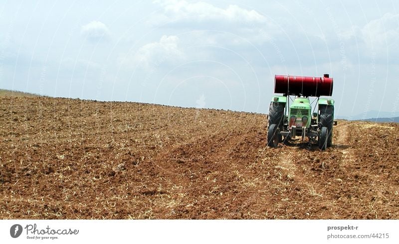 Bulldog Traktor Landwirtschaftliche Geräte Feld Wolken grün Feldarbeit Landarbeiter Agrartechniker Verkehr Köln-Deutz Sonne blau keine Sonne