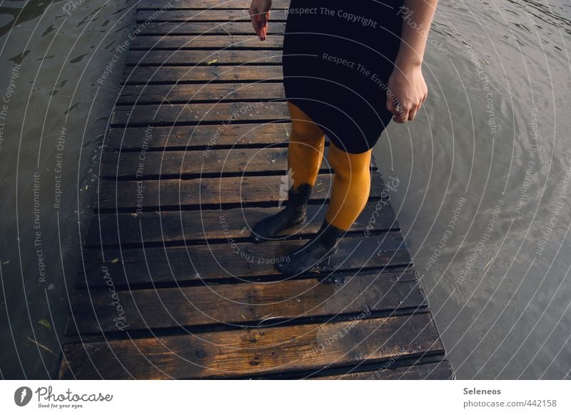 Dreckbodden Ausflug Abenteuer Meer Wellen Mensch feminin Frau Erwachsene Hand Beine Fuß 1 Umwelt Natur Wasser Wassertropfen Küste Bekleidung Kleid Strumpfhose