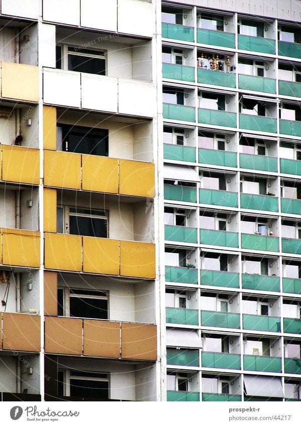 Kreative Platte Plattenbau Dresden gelb grün weiß Balkon Balkondekoration mint Mobilität Architektur alles gleich Dekoration & Verzierung Perspektive