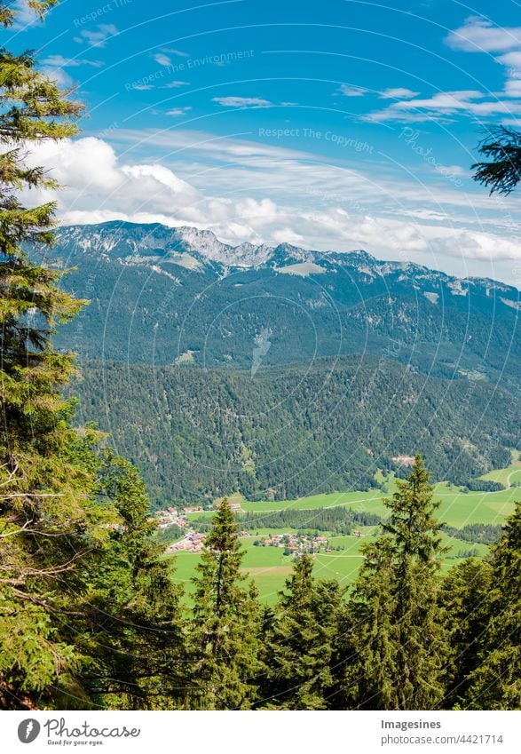 Landschaft der Bayerischen Voralpen in Deutschland, Europa, Dorf Bäcker. Blick vom Berg Staffel. Gebirgszug Bayern Alpen. vertikales Bild Bayerische Voralpen