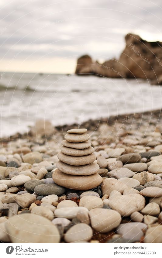 Pyramidensteine am Meeresufer an einem sonnigen Tag auf dem blauen Meer Hintergrund. Glückliche Ferien. Kieselstrand, ruhiges Meer, Reiseziel. Konzept der glücklichen Urlaub auf dem Meer.