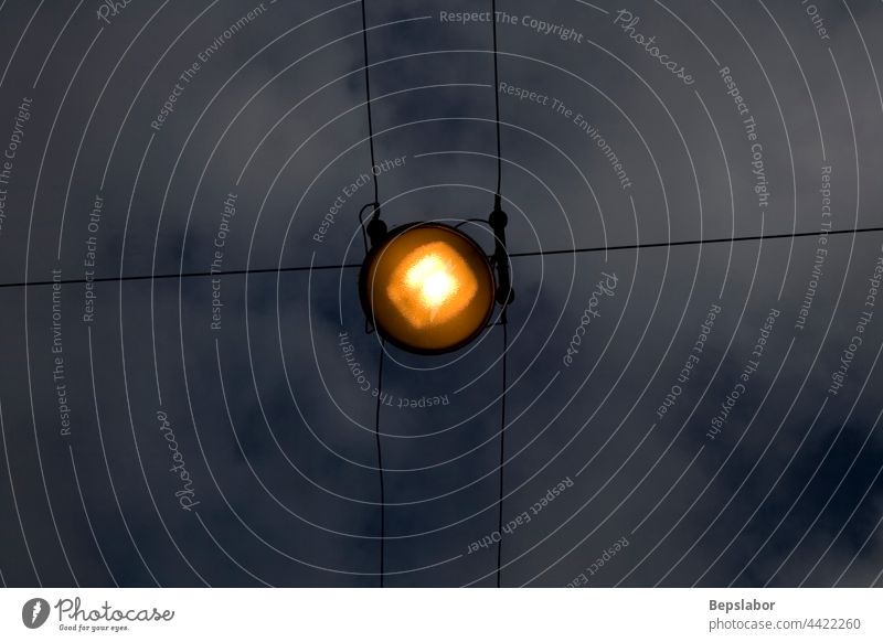 Städtisches Licht auf dem bewölkten Himmel am Abend Laterne Straßenbeleuchtung Peitschenlaterne wolkig gelb blau Urbanes Licht Abenddämmerung Lampe beleuchtet