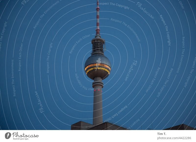 Der Berliner Fernsehturm am frühen Morgen Farbfoto Dämmerung Licht Alexanderplatz Wahrzeichen Turm Architektur Hauptstadt Sehenswürdigkeit Menschenleer