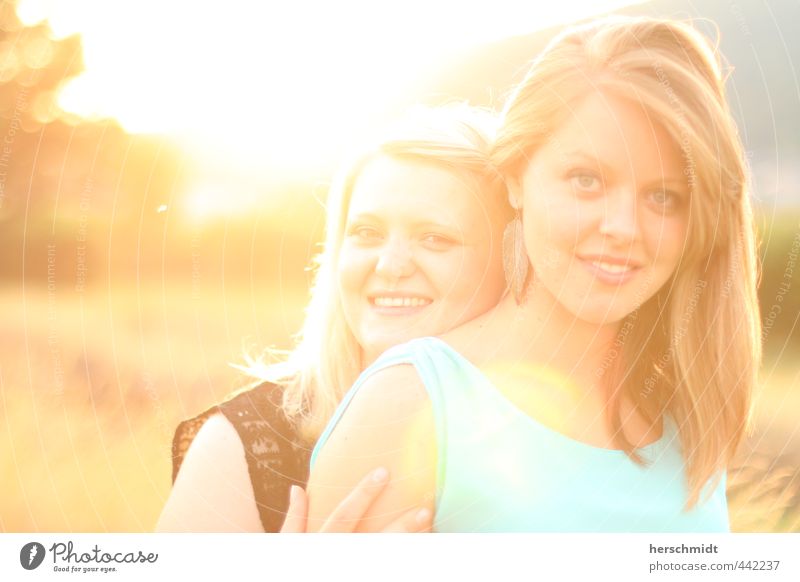 girls in the sun Freude Glück Haare & Frisuren Gesicht Mensch feminin Frau Erwachsene Familie & Verwandtschaft Freundschaft Jugendliche Körper Auge Ohr Nase