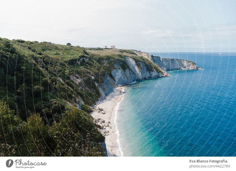 schöne landschaft in gijon, asturien. Tagsüber. Natur Konzept Asturien tagsüber Klippen hoch niemand Paradies Spanisch reisend Küstenlinie Cloud Sommer Spanien