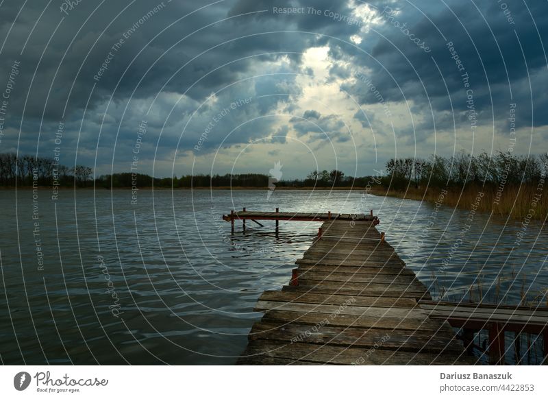 Holzsteg an einem See und dunkle Wolken am Himmel Natur Pier Cloud Wasser hölzern Unwetter dunkel Landschaft Windstille schön im Freien reisen dramatisch