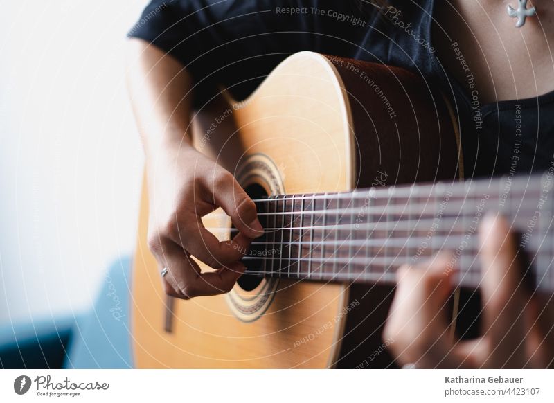 Frau spielt Gitarre hand instrument akustikgitarre musik musikerin akustisch band singer