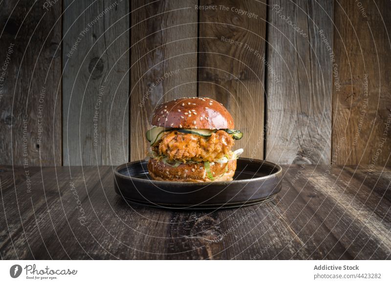 Leckerer Hähnchen-Burger mit Gemüse auf dem Teller Knusprig Lebensmittel lecker geschmackvoll Fastfood appetitlich Speise Junk Food Mahlzeit Saucen Fleisch