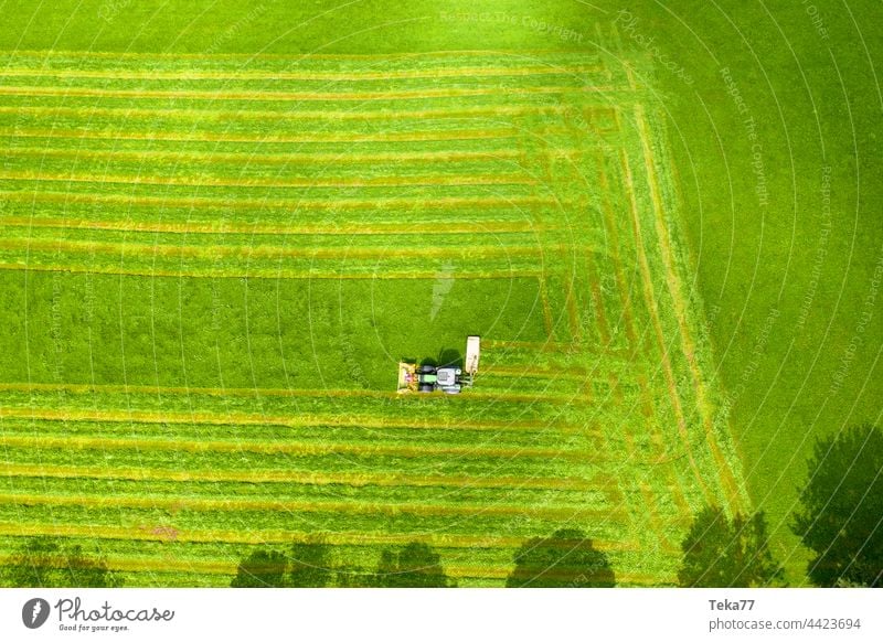 Traktor mäht ein #Feld feld farm landwirtschaft von oben wiese heu traktor moderner traktor traktor mäht