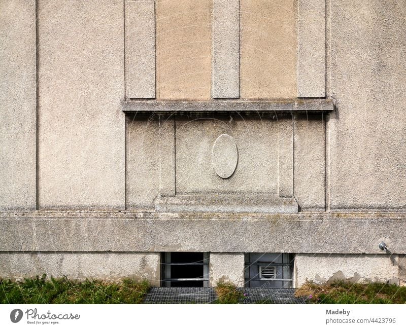 Ornament in der Fassade der Villa Beermann in Naturfarben an der Alten Ziegelei in Lage bei Detmold in Ostwestfalen-Lippe Haus Wohnhaus Verzierung Fenster