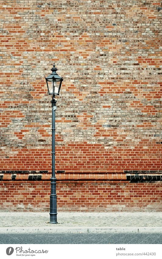 Partyleuchte Straßenbeleuchtung Berlin Stadt Haus Kirche Burg oder Schloss Ruine Rathaus Bauwerk Gebäude Architektur Mauer Wand Fassade Bürgersteig Straßenrand