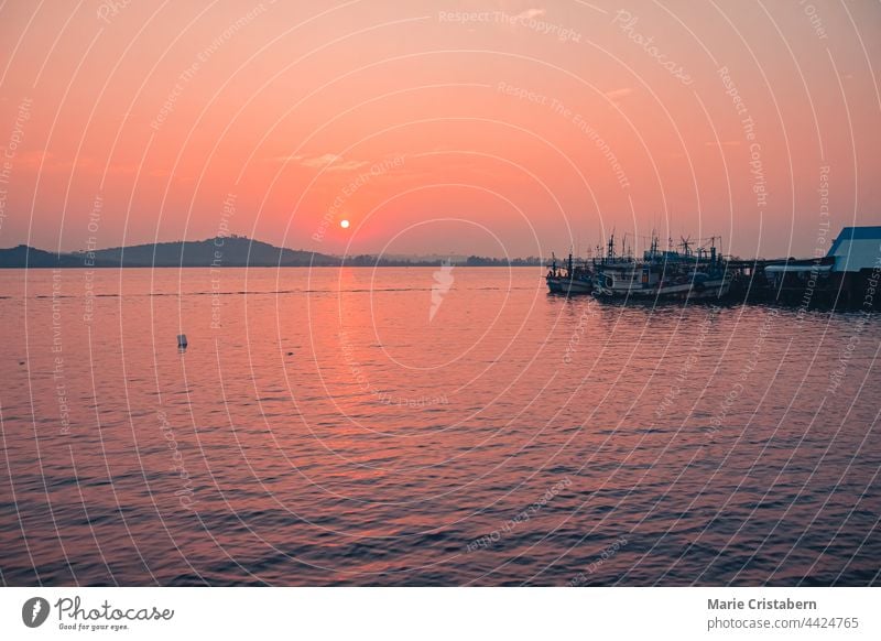 Blick auf die Khmer-Fischerboote im Hafen der Insel Koh Sdach in Kambodscha bei Sonnenuntergang insel koh sdach khmer fischerboote rosa Sonnenuntergang karg