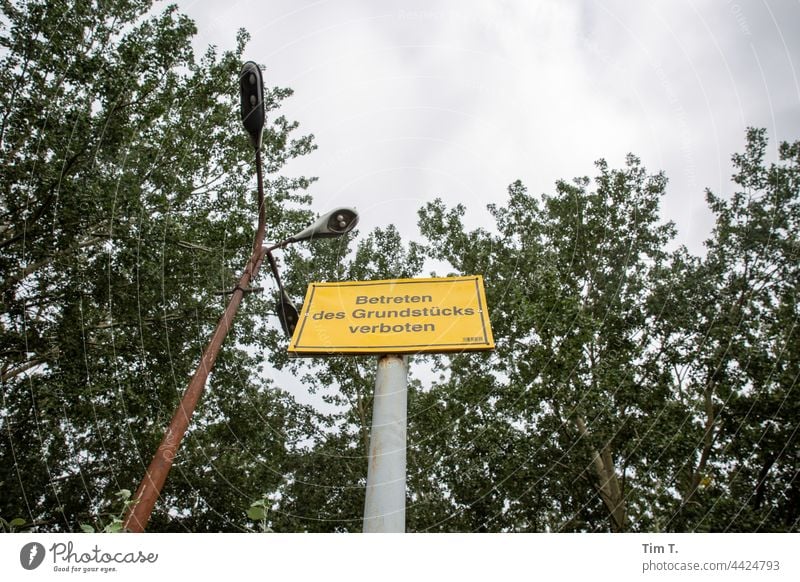 eine alte Laterne unter der ein Schild steht mit der Aufschrift " Betreten verboten " Grundstück Berlin altes haus köpenick Schilder & Markierungen