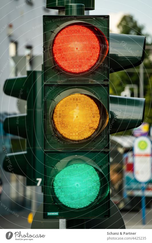 Ampel, bei der alle drei Farben leuchten. Rot, Gelb und Grün rot gelb grün Koalition Ampelkoalition Bundestagswahl Parteien SPD FDP Die Grünen Verkehrszeichen