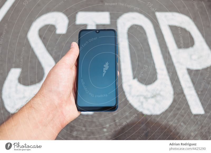Ein Telefon mit einem Stopptext im Hintergrund. Stop Technologie Sucht Konzept stoppen Text Technologie-Konzept Tablettenabhängigkeit Techniksucht Smartphone