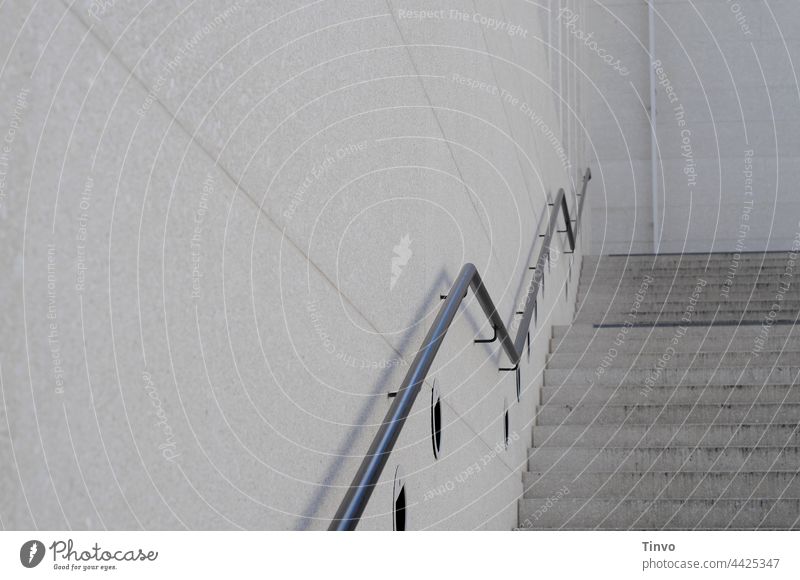 schlichter Treppenaufgang mit Geländer im Zickzack Treppengeländer Handlauf Stufen aus Beton schlichter Hintergrund Architektur Wand Außenaufnahme aufwärts