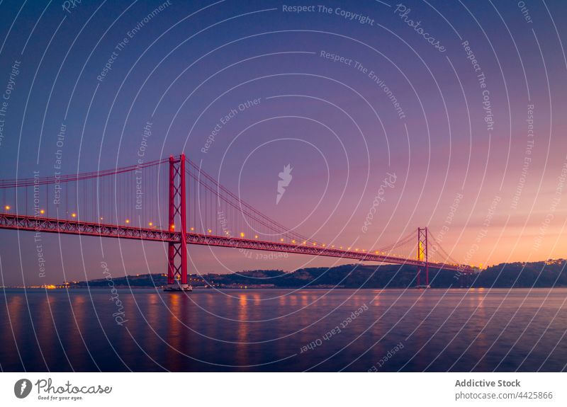 Moderne Brücke über den Fluss bei Sonnenuntergang Ufer Himmel wolkig Abend modern verbinden Denkmal Lissabon Portugal Almada 25 de abril brücke