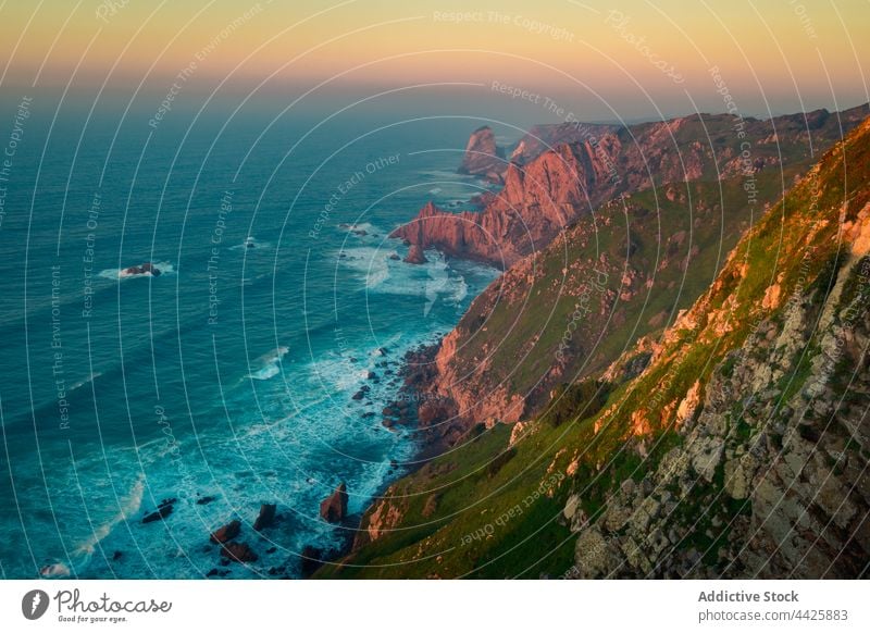 Wogendes Meer in der Nähe der Klippen am Morgen MEER Sonnenaufgang winken Felsen platschen Wetter Wasser friedlich Lissabon Portugal Kap-Roca