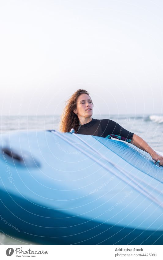 Frau mit Paddleboard am Meer Zusatzplatine SUP Paddelbrett Surfer MEER Sommer Badeanzug Surfbrett Ufer Wasser stehen Urlaub Badebekleidung Holzplatte genießen