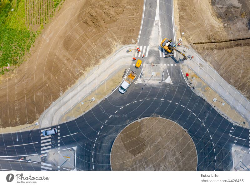 Luftaufnahme der Baustelle, Abschluss der Arbeiten, neuer Kreisverkehr oben aktiv Antenne Architektur Asphalt PKW kreisrund Tiefbau Querstraße Regie Laufwerk