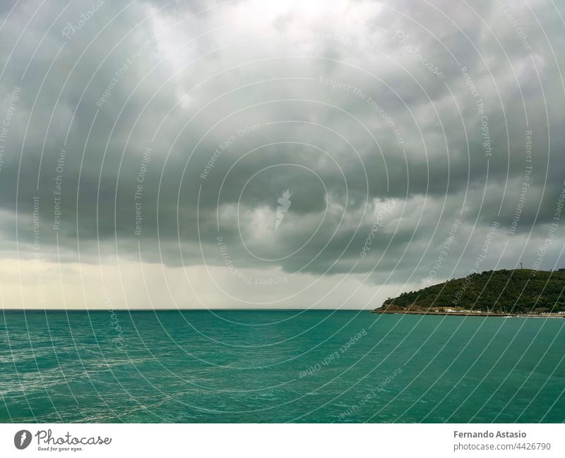 Bedeckter und grauer Himmel in Oropesa del Mar am Mittelmeer, in Castellón, Spanien. Europa. Horizontale Fotografie. MEER Strand Küste Landschaft Meer Wasser