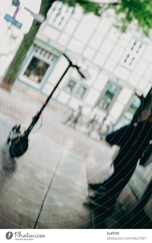 wankend, schwankend durch die Gassen der Stadt unscharf Depression depressiv bedrohlich dunkel historisch Stadtzentrum abstrakt Flucht Mauer melancholisch