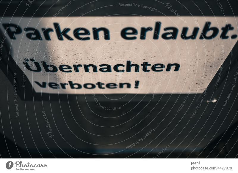 Ordnung im Chaos | Hier ist: Parken erlaubt. Übernachten verboten! Parkplatz parken Schilder & Markierungen Hinweis Warnung Schlafplatz Camping Wort Verbote