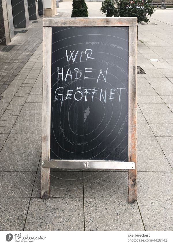 Wir haben geöffnet auf Kundenstopper vor Geschäft oder Restaurant wir haben geöffnet offen Schilder & Markierungen Kreide Kreidetafel Bürgersteig Fußgängerzone