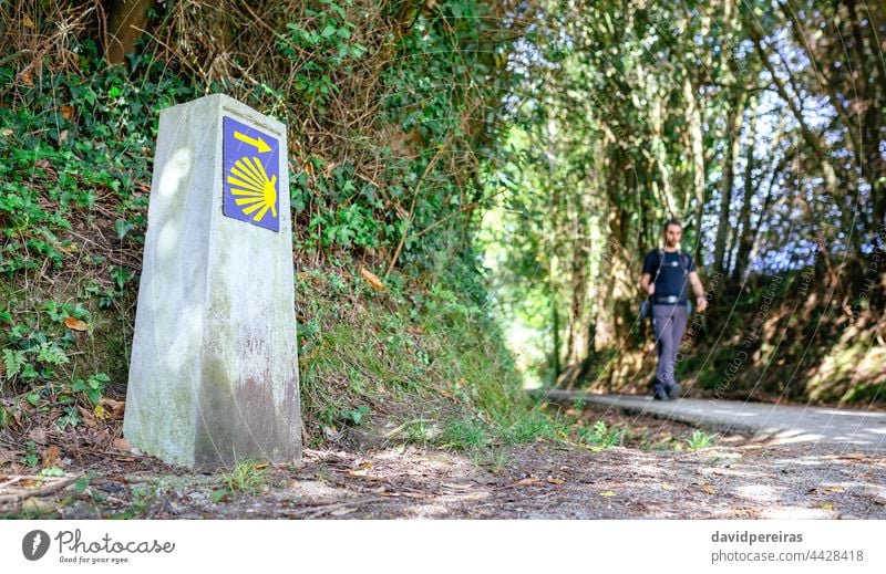 Meilenstein des Jakobswegs mit Pilgerwanderung heiliger james Weg Kilometerstein Wegweiser Mann Spaziergang Panzer wandern reisen Camino Santiago Route