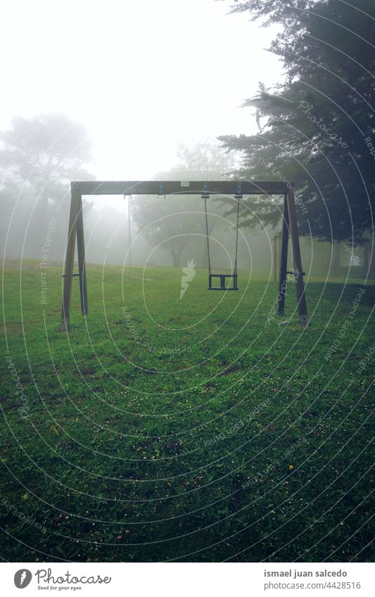 alte verlassene Schaukel in den Bergen pendeln Spielplatz spielen Spielen Spielzeit spielerisch Spaß Park öffentlicher Park Straße im Freien Kindheit heiter