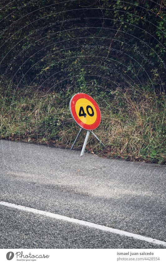 Geschwindigkeitsbegrenzung Ampel auf der Straße Verkehrsgebot signalisieren verboten Verbot Regie Ermahnung Großstadt Verkehrsschild Zeichen Symbol Weg Vorsicht