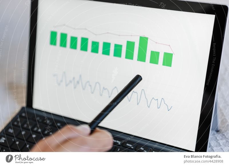 Nahaufnahme einer Frau, die mit dem Computer Finanzdaten bearbeitet. Analyse von Grafiken und Statistiken auf dem Bildschirm. Technologie und Geschäftskonzept