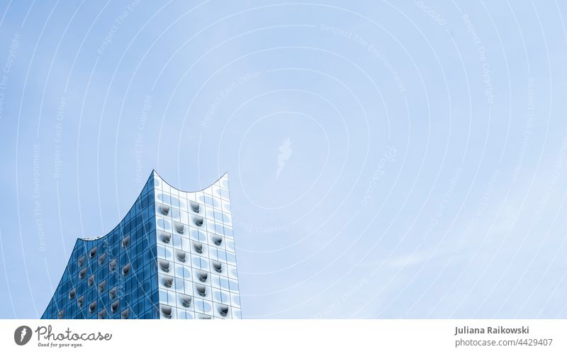 Elbphilharmonie Hamburg Hafen Hafenstadt Wahrzeichen Sehenswürdigkeit Bauwerk außergewöhnlich Reflexion & Spiegelung Skyline Denkmal Gebäude Architektur Elbe