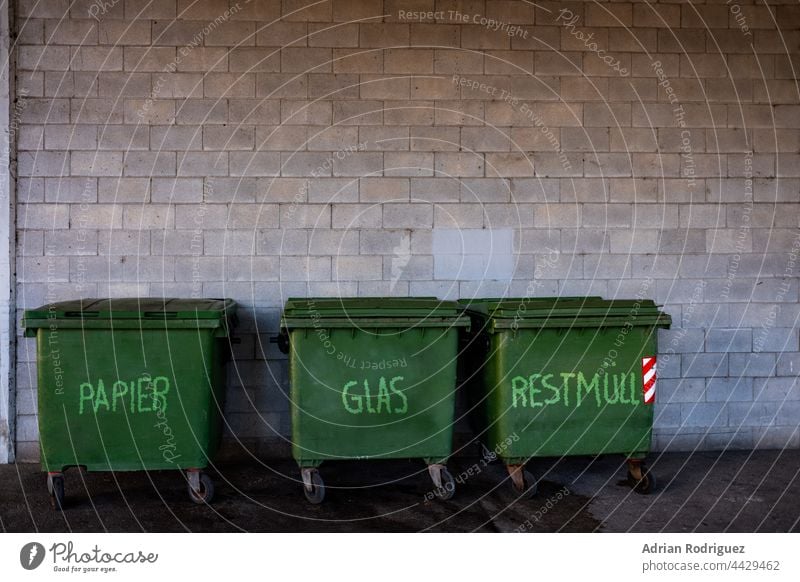 Papier, Glas und Abfall. Container für Recycling an der Straße Restmüll Recyclingcontainer Recycling-Behälter leer Werbetafeln Plakatwand Werbeposter Aus