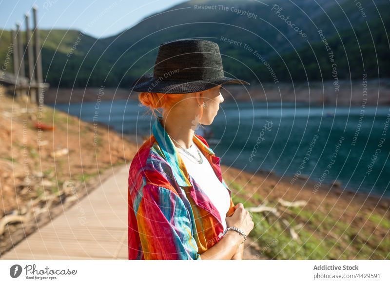 Seitenansicht Frau in einem See schaut weg Tourist cool Stil Natur Ufer Baum Reflexion & Spiegelung Urlaub Hut Reisender lässig Bekleidung Ausflug