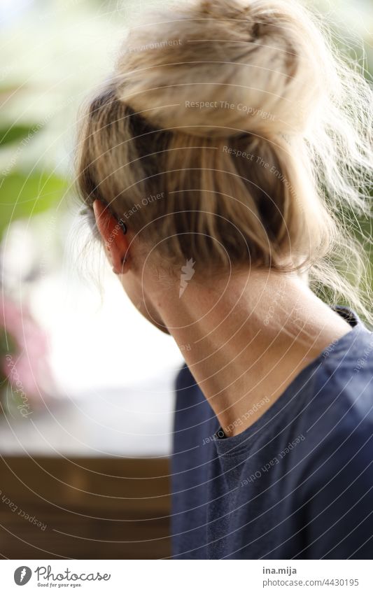 Dutt Frau Frisur Pause chillen Freizeit Erholung Sommer Gelassenheit warten Mensch suchen blond Naturblond Naturhaarfarbe Jugendliche Studentin feminin