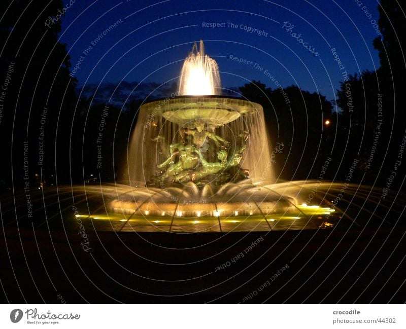 Brunnän Brunnen Nacht dunkel Beleuchtung gelb Dresden Schulausflug Langzeitbelichtung Wasser spritzen blau Abend hell