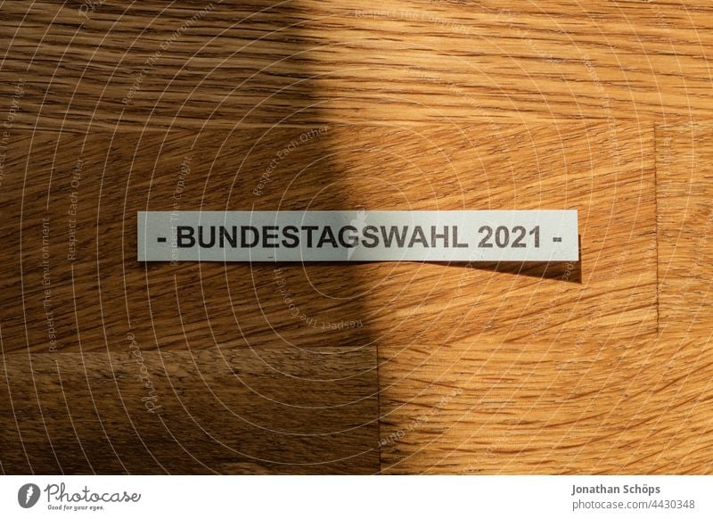 Bundestagswahl 2021 Schrift auf Holztisch Besserung Demokratie Hoffnung Klimawahl Licht Parlament Politik Schatten Schicksalswahl Textur Tisch Typografie Wahl